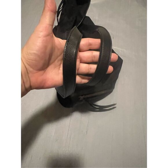 Botkier New York black tote bag, featuring a zipper closure and two interior poc - Picture 9 of 9